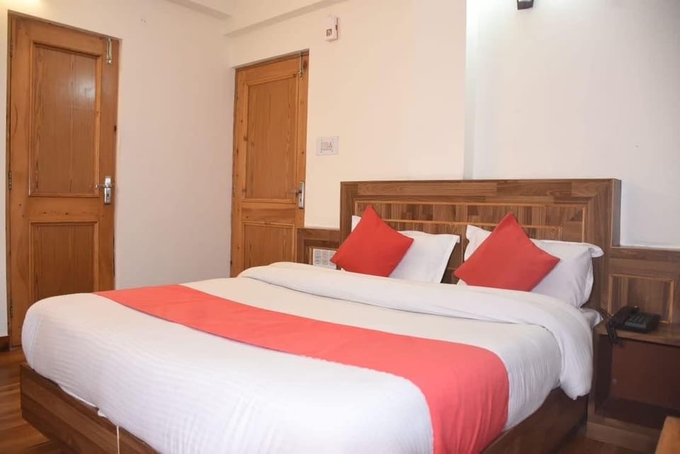 Family Room | In-room safe, desk, WiFi (free)