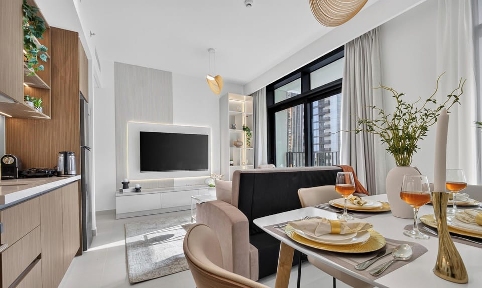 Luxury Apartment, 1 King Bed with Sofa bed, City View | Dining room