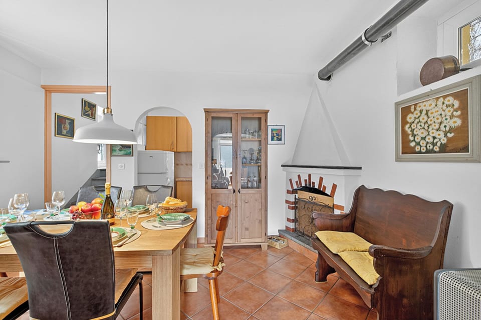 Standard Apartment, 2 Bedrooms, Balcony, Mountainside (Casa Berta Brissago 1 with Balcony) | Dining