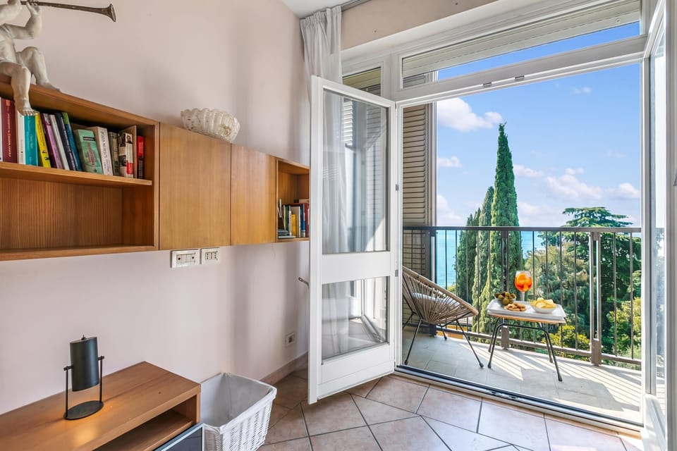 Standard Studio, Balcony, Lake View (Hendrik Vittoriale Lake View Shared) | Interior
