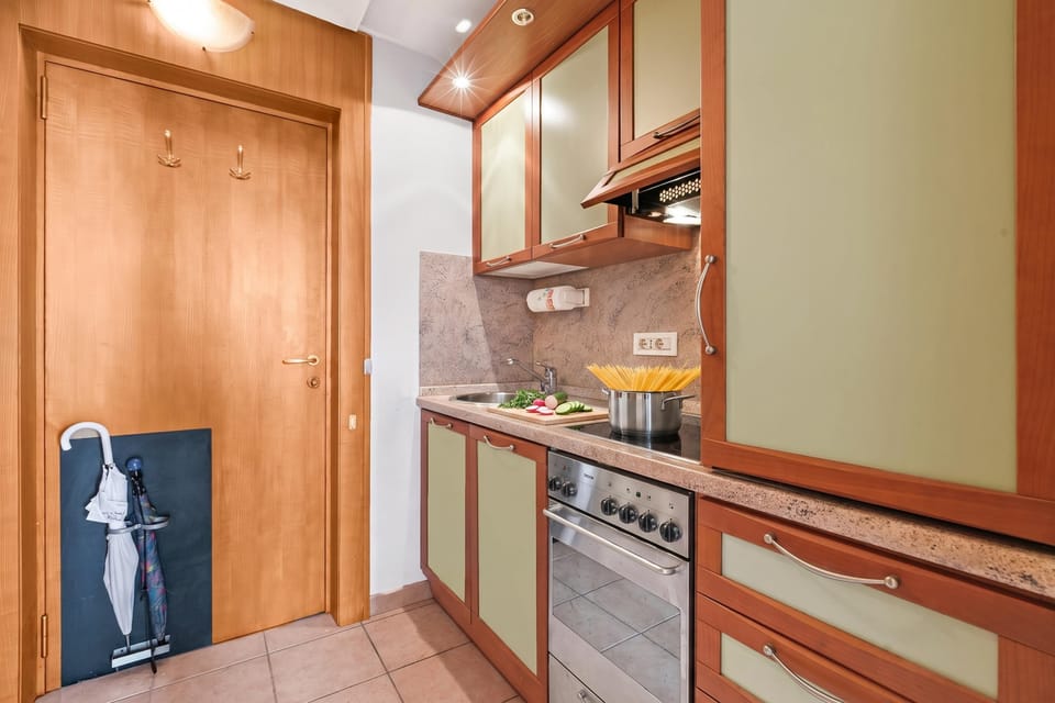 Standard Studio, Balcony, Lake View (Hendrik Vittoriale Lake View Shared) | Private kitchen