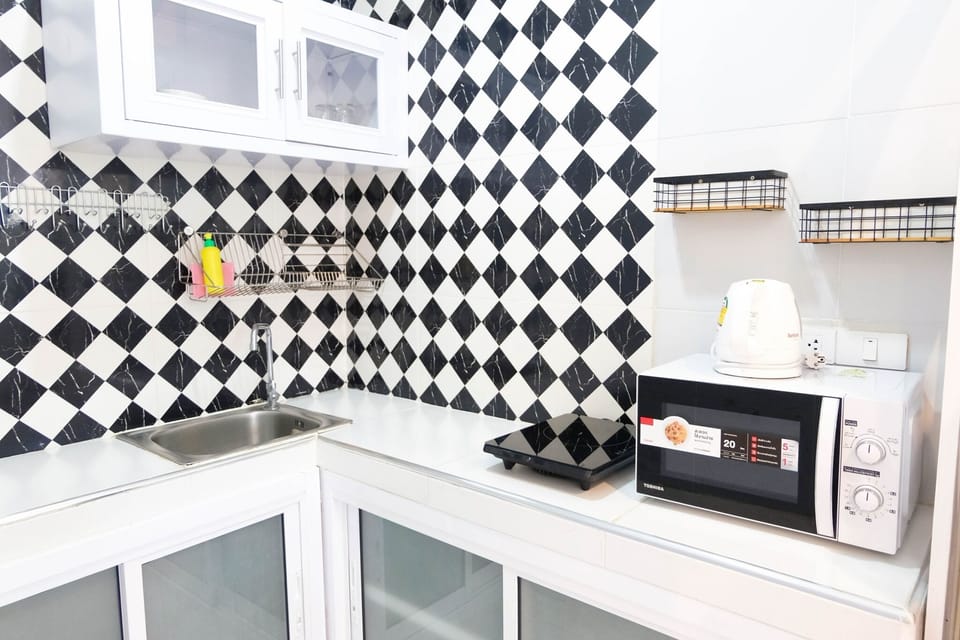 Deluxe Double Room, 1 King Bed, Garden View, Ground Floor | Private kitchen