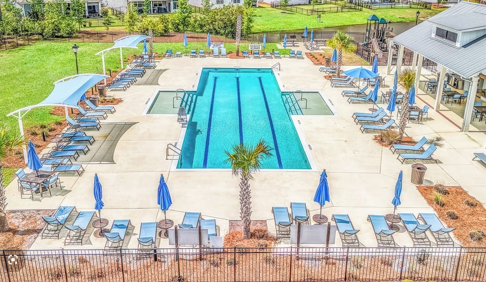 House, 4 Bedrooms | Pool | Seasonal outdoor pool, open 8:00 AM to 8:00 PM, sun loungers