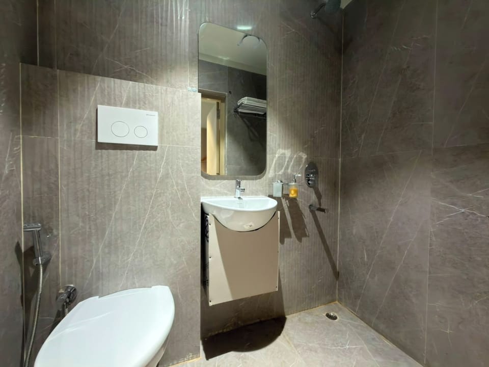 Elite Room | Bathroom | Free toiletries, towels