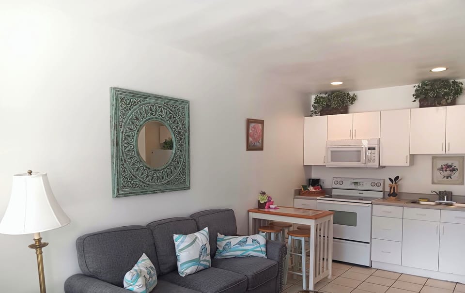 Townhome, 1 King Bed (Room 37) | Living area | 32-inch LED TV with cable channels