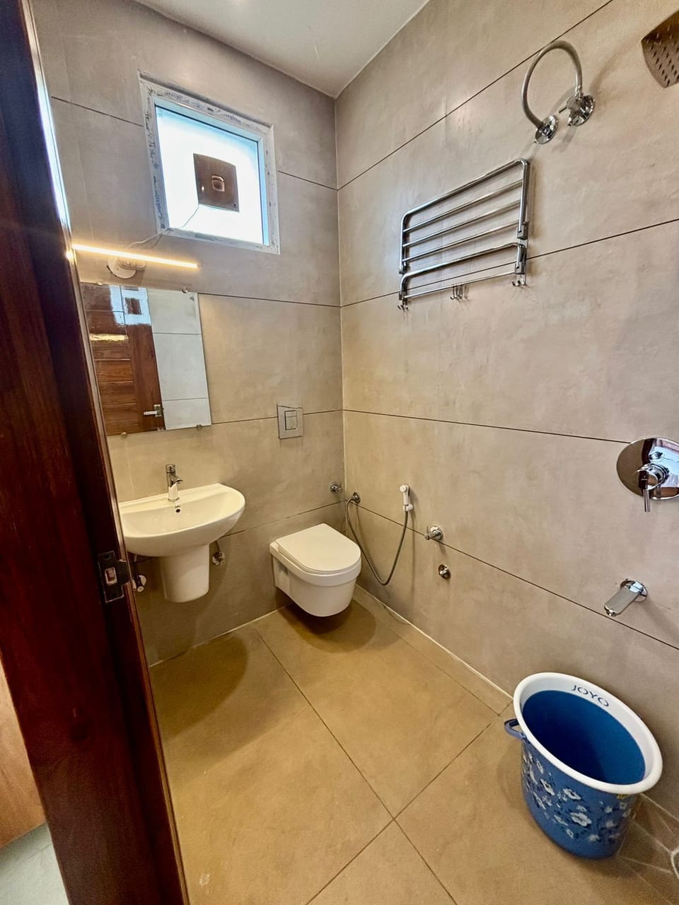 Classic Twin Room, Non Smoking, Balcony | Bathroom | Shower, towels