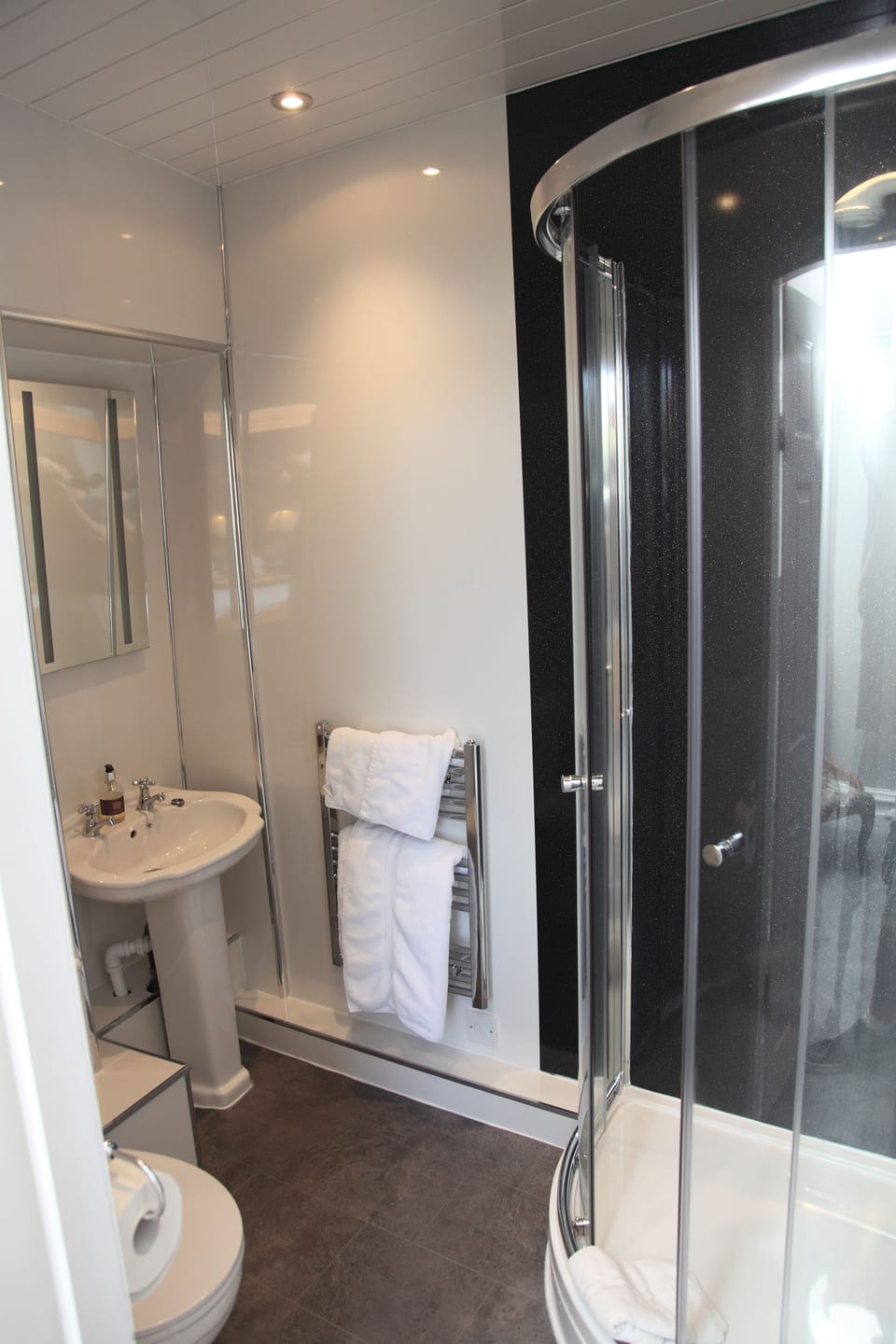 Double Room (Four Poster Bed) | Bathroom | Shower, free toiletries, hair dryer, towels