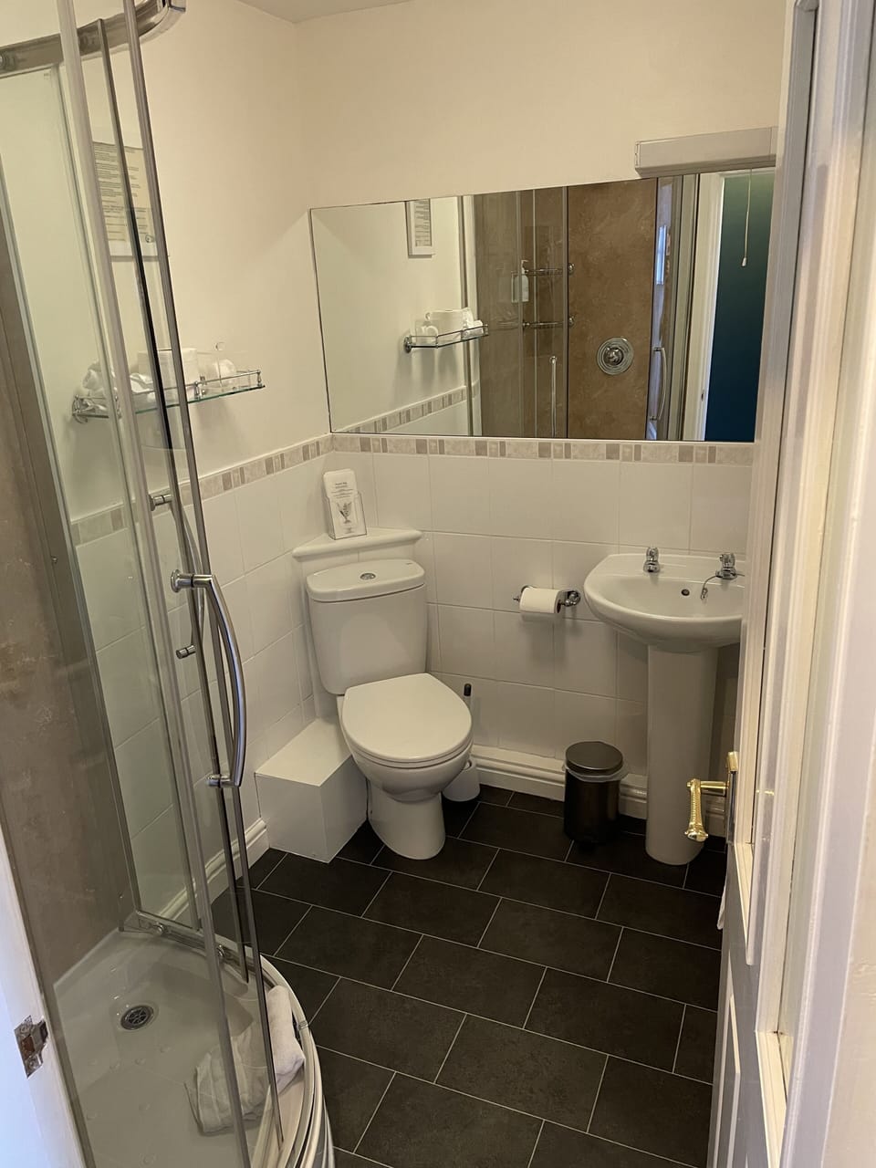 Superior Double Room | Bathroom | Shower, free toiletries, hair dryer, towels