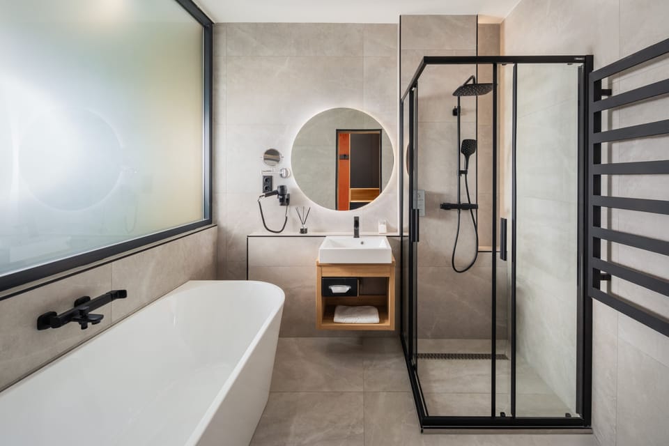 Presidential Suite, Balcony, Lake View | Bathroom | Hair dryer, towels, soap, shampoo