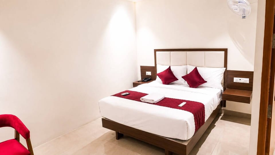 Superior Room, City View | Desk, laptop workspace, blackout drapes, soundproofing