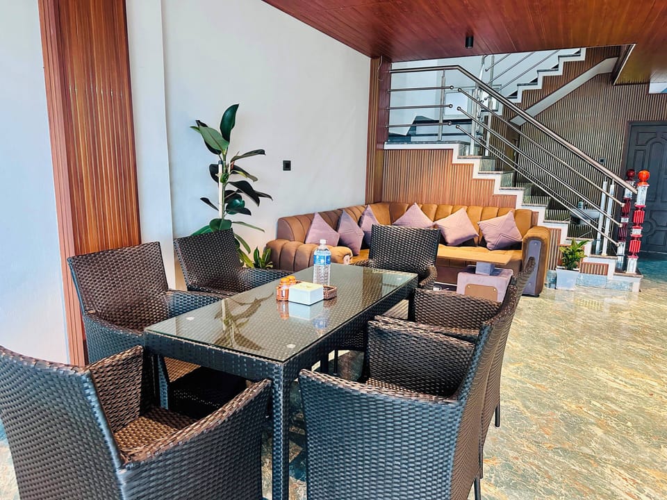 Lobby lounge