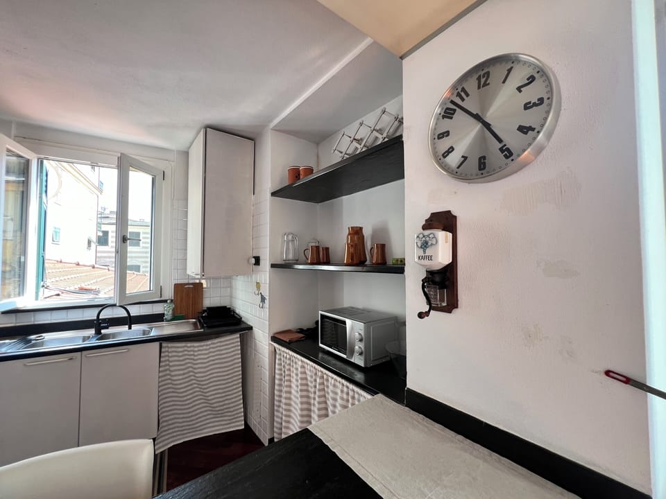 City Apartment, City View | Private kitchen | Fridge, microwave, stovetop, cookware/dishes/utensils