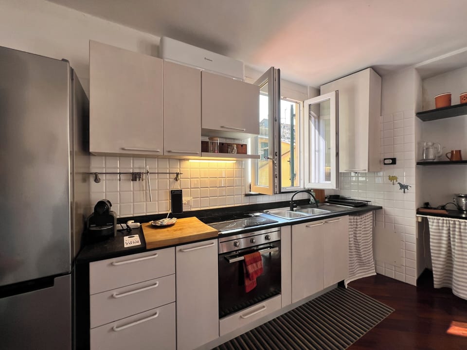 City Apartment, City View | Private kitchen | Fridge, microwave, stovetop, cookware/dishes/utensils