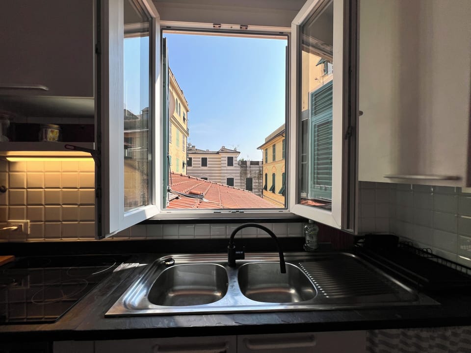 City Apartment, City View | Private kitchen | Fridge, microwave, stovetop, cookware/dishes/utensils