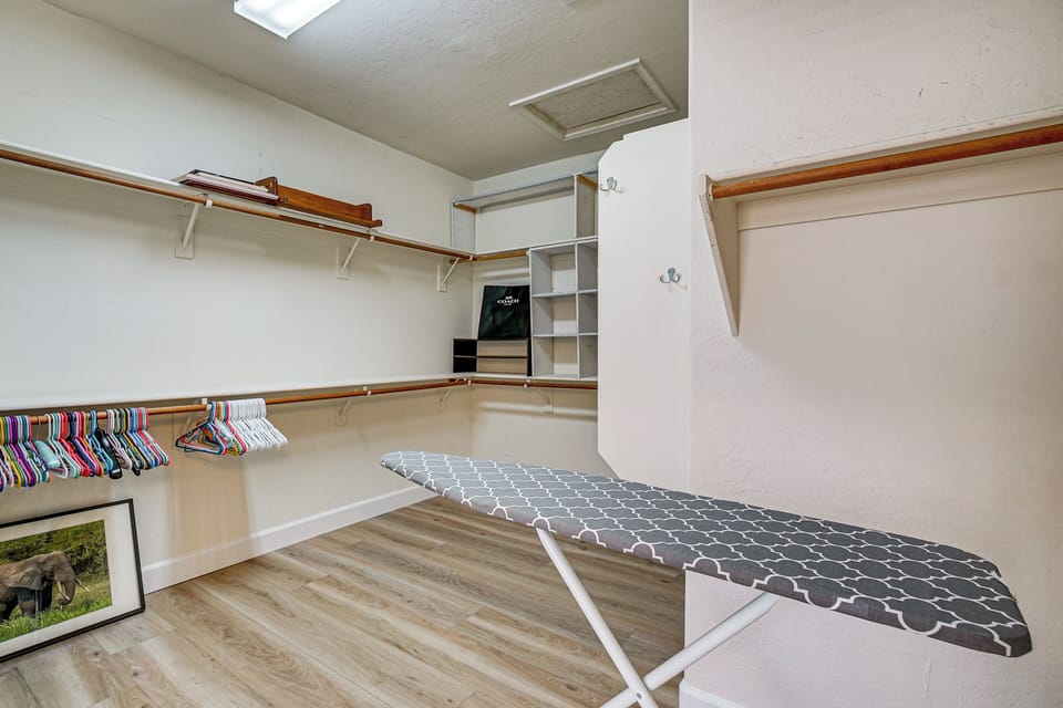 House (5 Bedrooms) | Interior