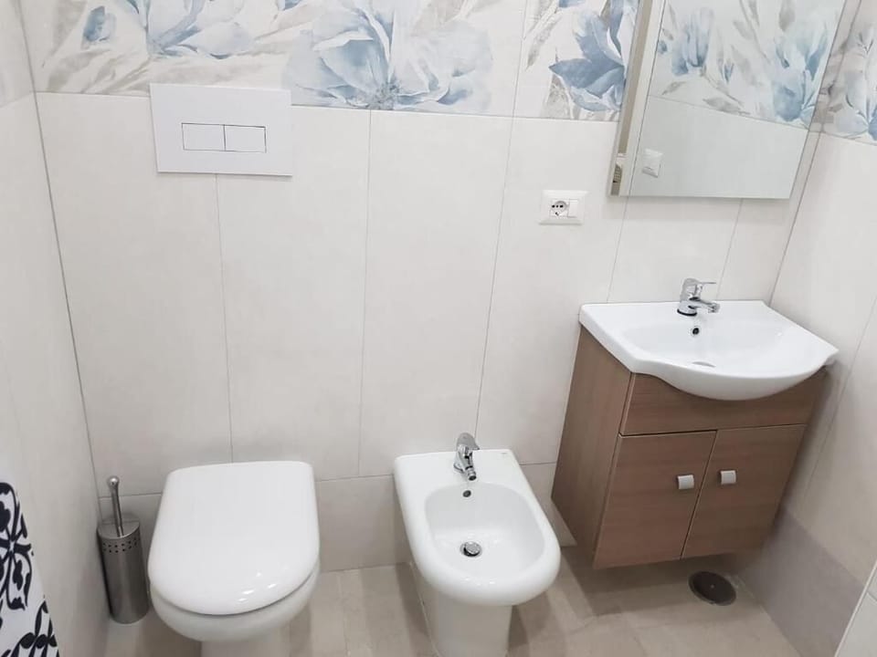 Double or Twin Room, Balcony, Courtyard View | Bathroom