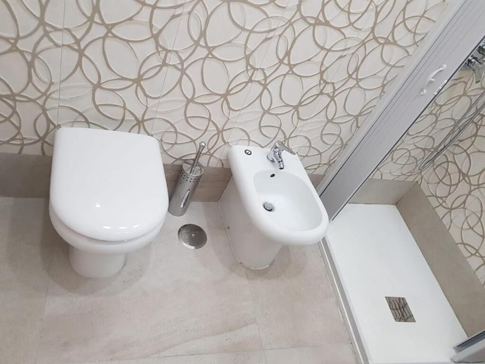 Classic Quadruple Room, Balcony, City View | Bathroom