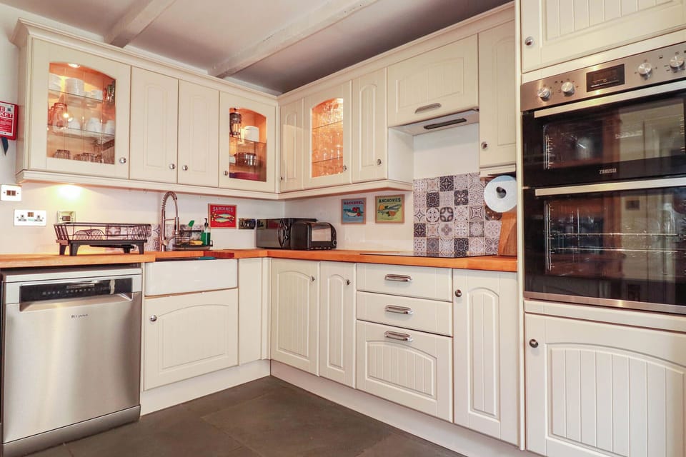 Dishwasher, cookware/dishes/utensils