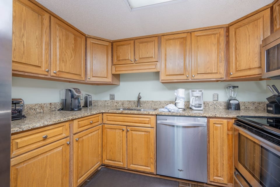 Condo, 1 Bedroom | Private kitchen | Coffee/tea maker, fridge, oven