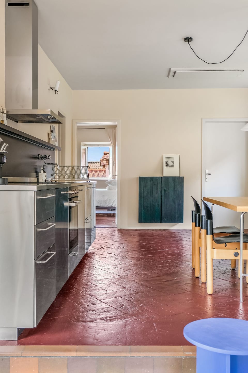 Fridge, oven, stovetop, cookware/dishes/utensils