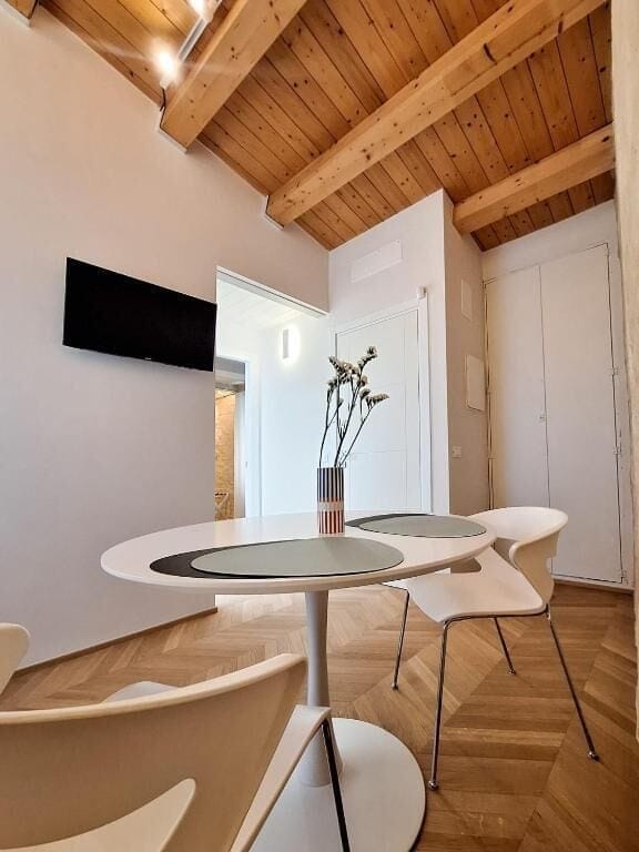 Deluxe Suite, Kitchenette | Dining | Lunch and dinner served