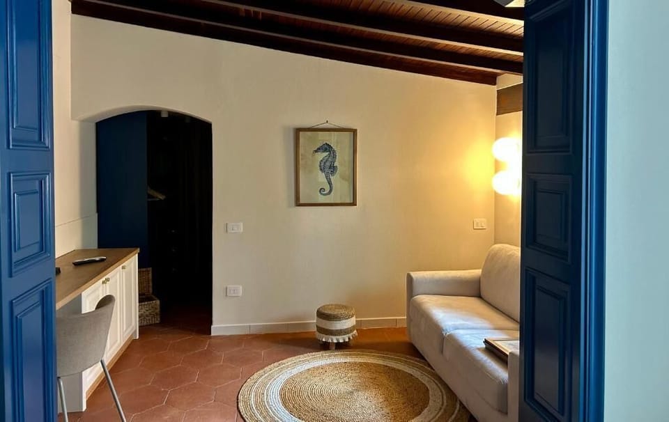 Superior Double Room, 1 Queen Bed with Sofa bed, Patio, Courtyard View | Living area