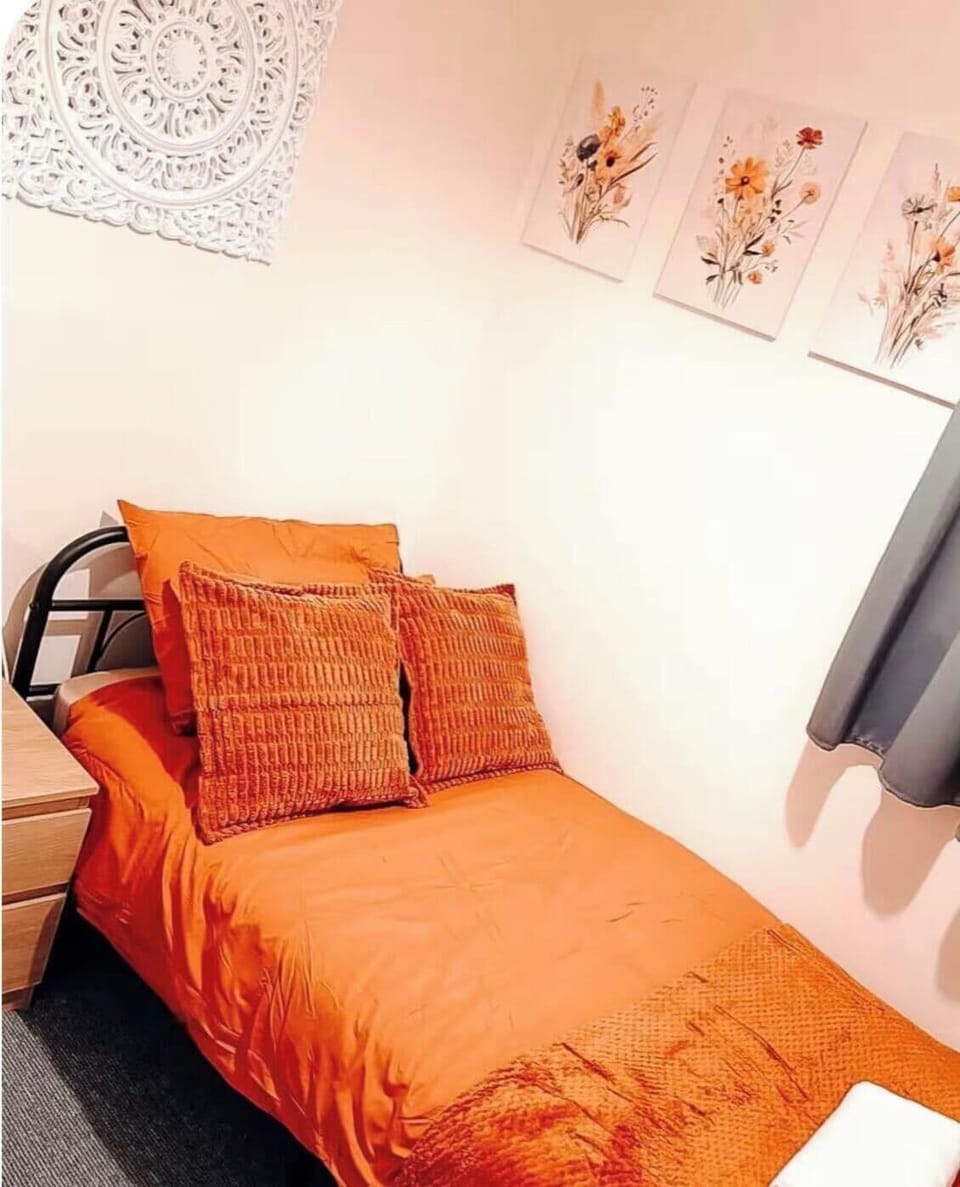 2 bedrooms, WiFi (free), bed sheets
