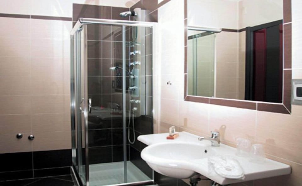 Camera Matrimoniale Deluxe | Bathroom | Hydromassage showerhead, free toiletries, hair dryer, bathrobes