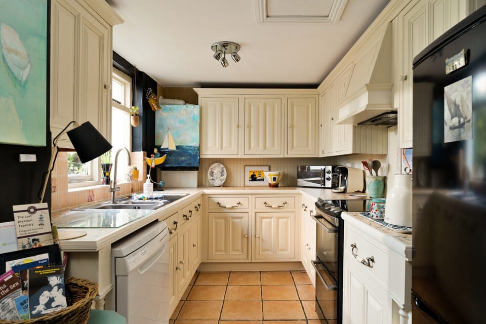 Cottage | Private kitchen | Coffee/tea maker, fridge, microwave, oven