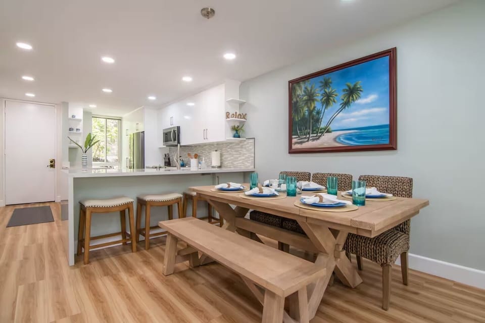 Condo, Multiple Beds, Garden View (A13 Surfbreak Cottage) | In-room dining