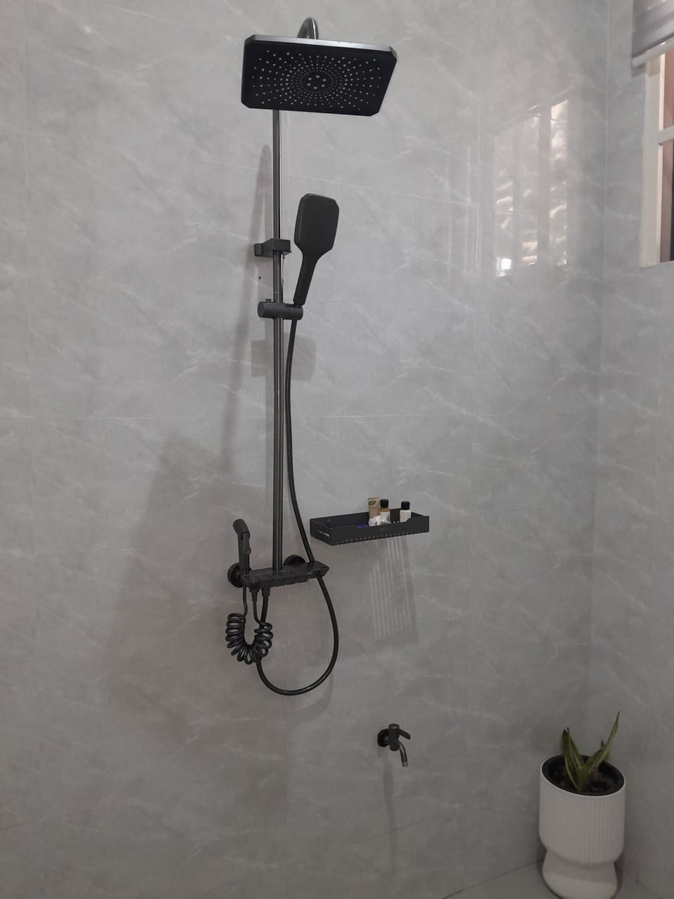 Combined shower/tub, free toiletries, hair dryer (on request), towels