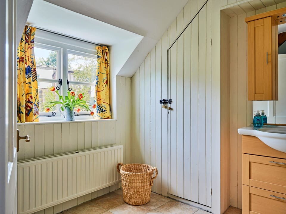 Historic Cornish Valley Cottage for 5 Cottage in Mid Devon District