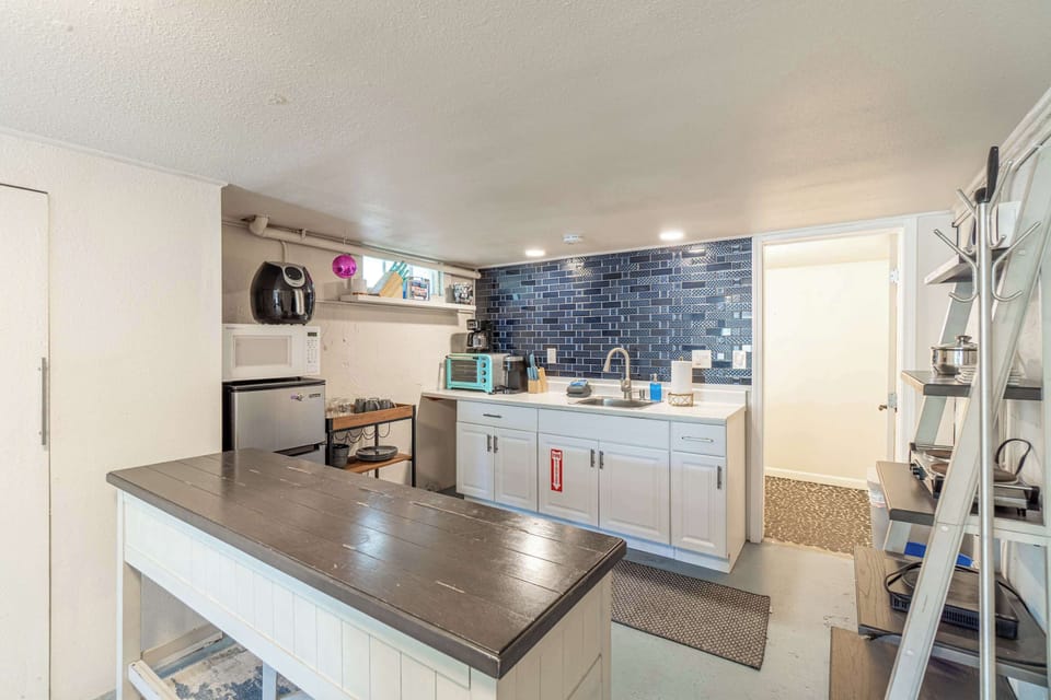 Apartment, 1 King Bed, City View (Stewart Downstairs) | Private kitchen
