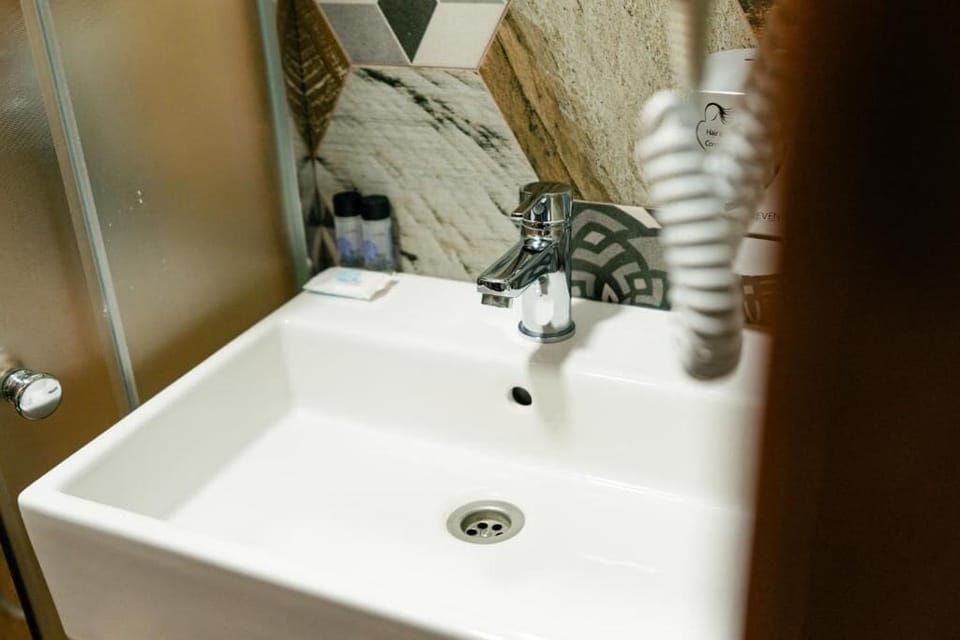 Deluxe Twin Room, Balcony, City View | Bathroom | Free toiletries, hair dryer, towels, soap