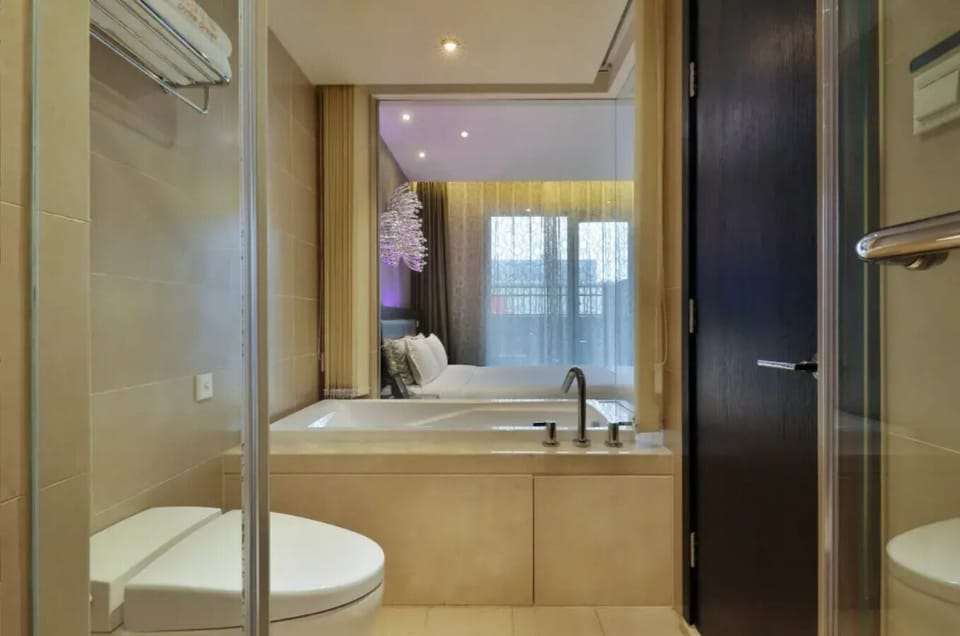 Luxury Double Room, City View | Bathroom | Rainfall showerhead, designer toiletries, hair dryer, bathrobes
