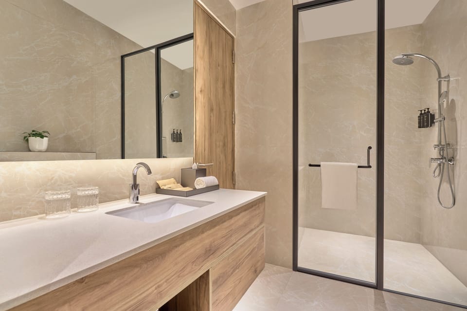 Executive Suite | Bathroom | Shower, hair dryer, slippers, towels
