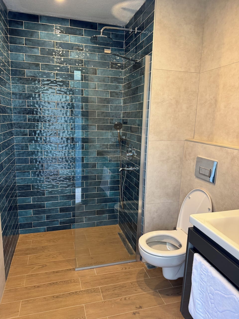 Basic Twin Room, Balcony, Garden View | Bathroom | Shower, hair dryer, towels, soap