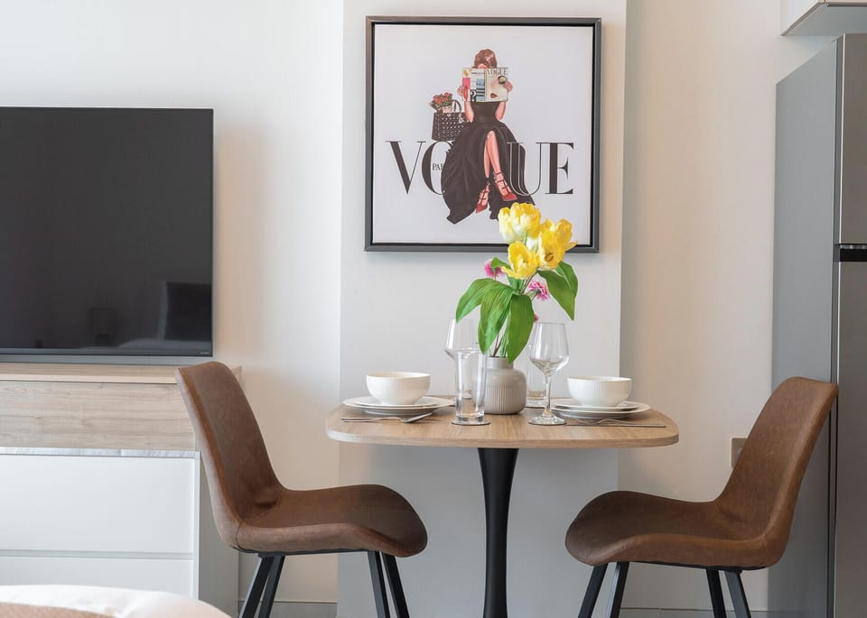 Elite Studio, Balcony, City View | In-room dining