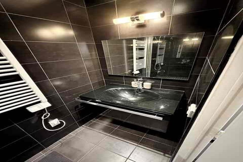 Deluxe Apartment | Bathroom