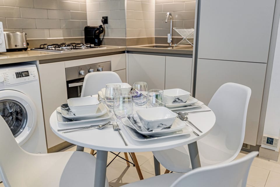 Deluxe Apartment, 1 Bedroom, Balcony, City View | Dining room