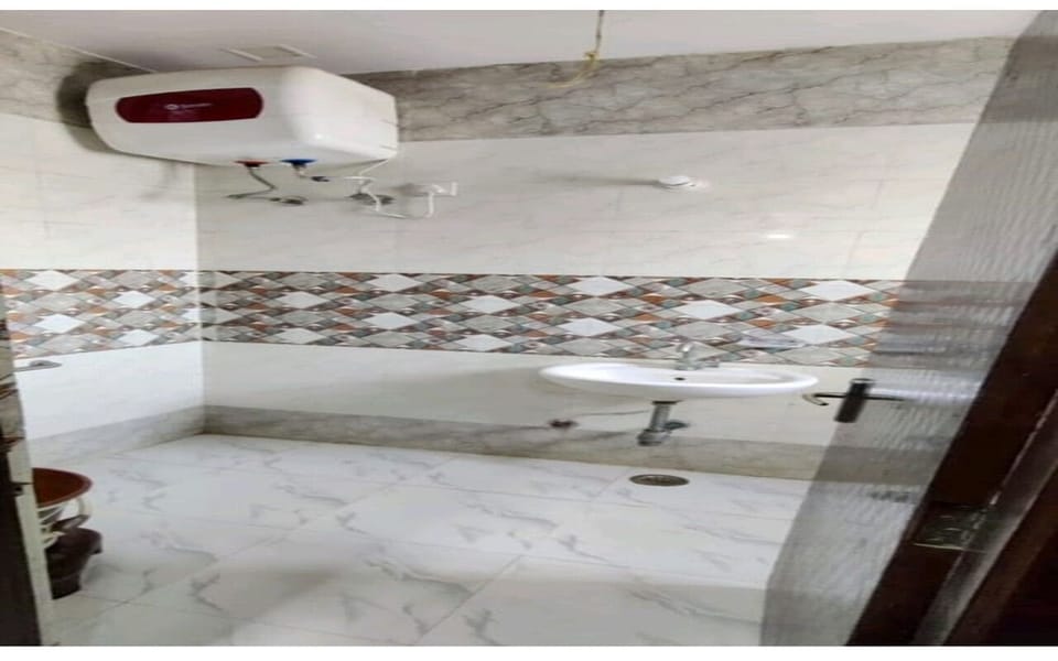  Three Bed Deluxe Room | Bathroom | Towels, soap, shampoo, toilet paper