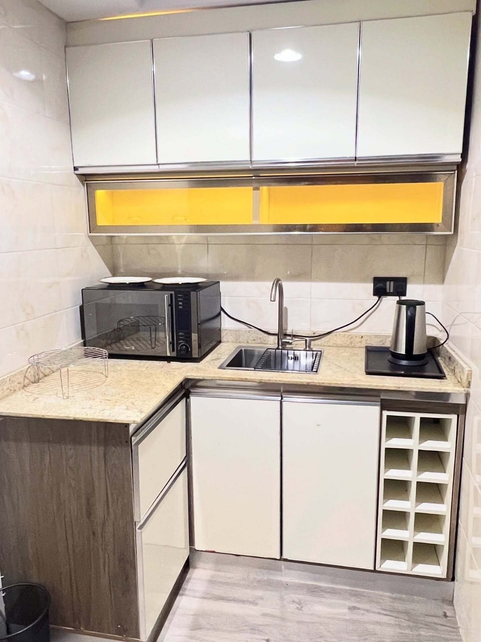 Family Apartment, Balcony, City View | Private kitchen | Fridge, microwave, oven, stovetop