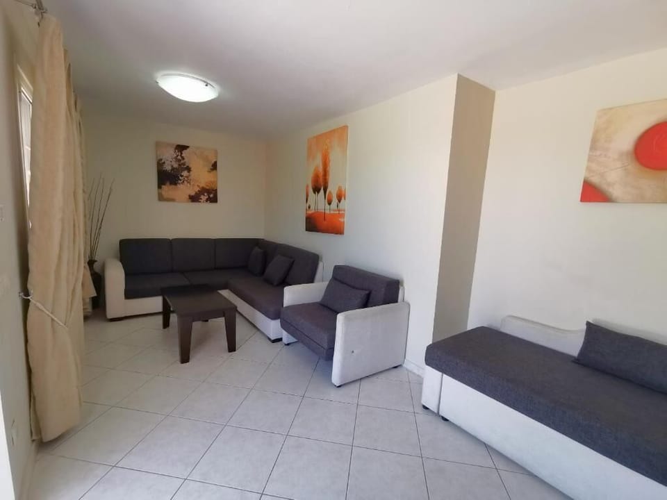 Junior Suite, Balcony, Pool View | Living area
