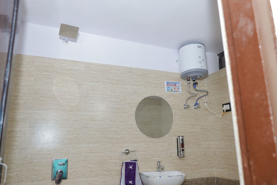 Deluxe Double Room | Bathroom | Free toiletries, towels, soap