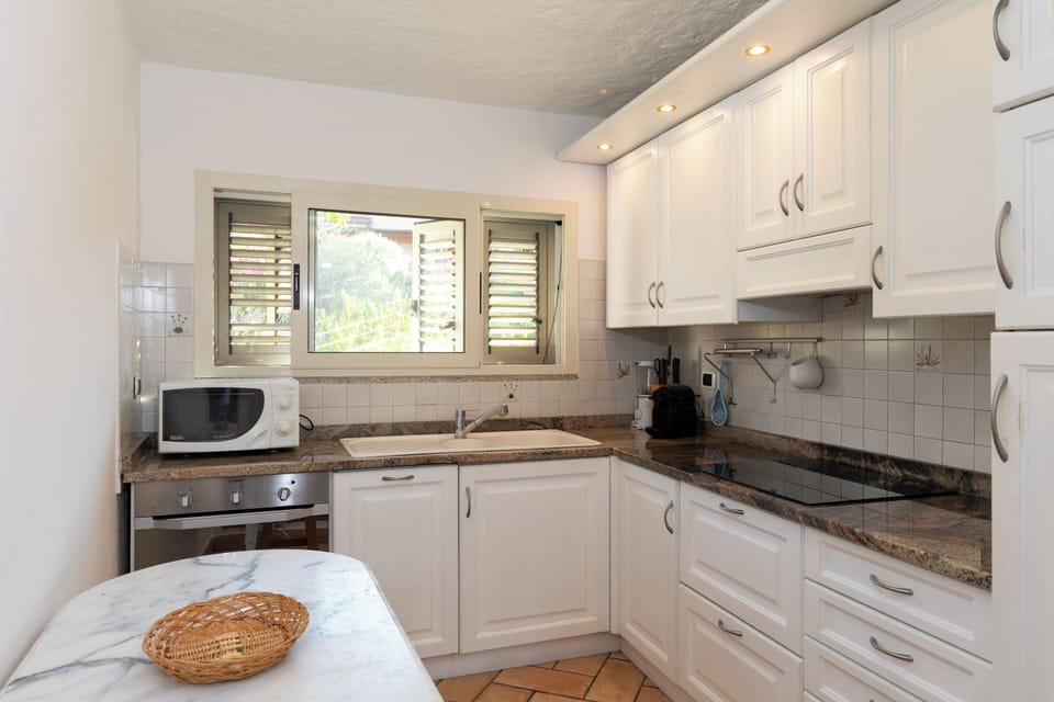 Apartment, 3 Bedrooms, Patio | Private kitchen | Espresso maker, coffee/tea maker
