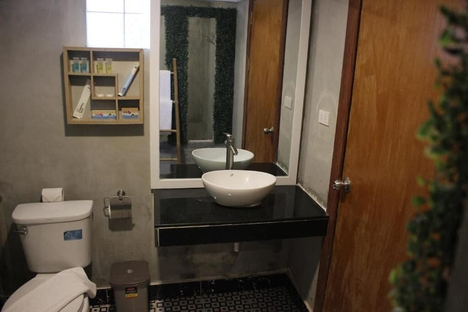 Superior Twin Room, Balcony, Garden View | Bathroom | Shower, free toiletries, hair dryer, towels