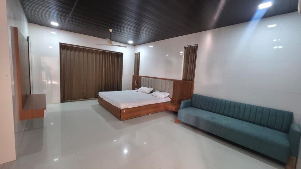 Luxury Double Room, Pool View | Desk, laptop workspace, blackout drapes, soundproofing