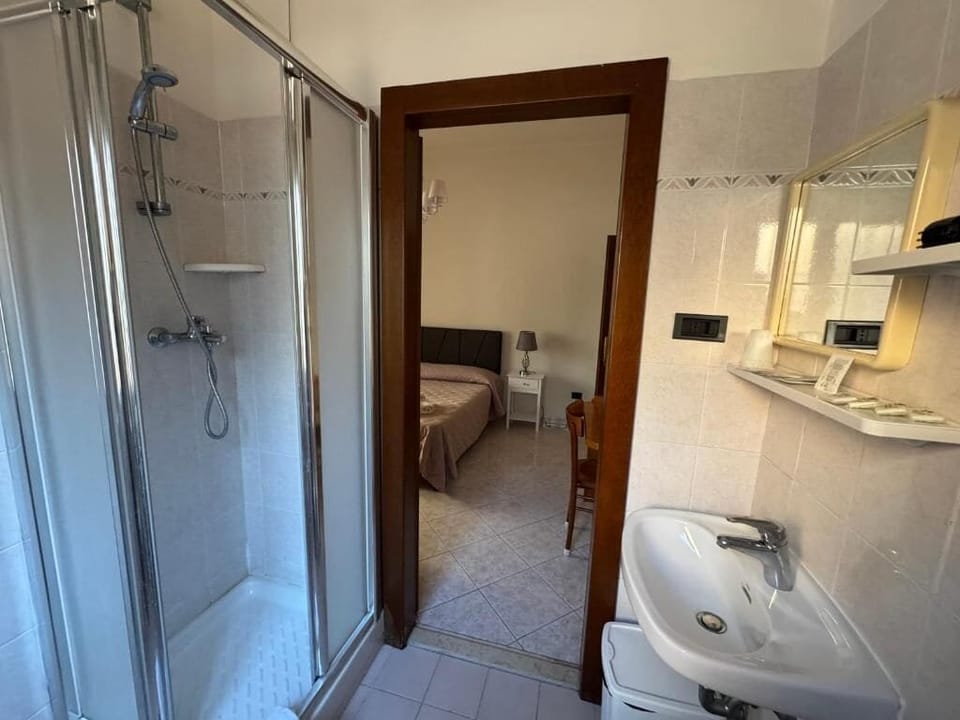 Single Room | Desk, iron/ironing board, WiFi (free)