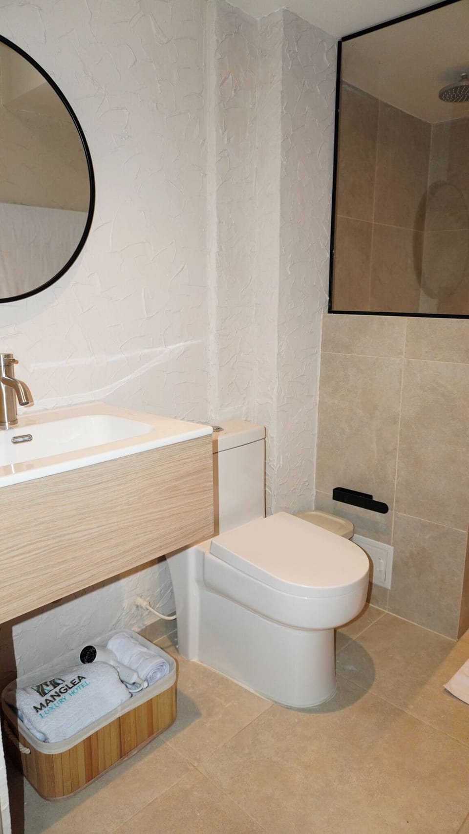 Standard Double Room | Bathroom | Shower, rainfall showerhead, hair dryer, bidet
