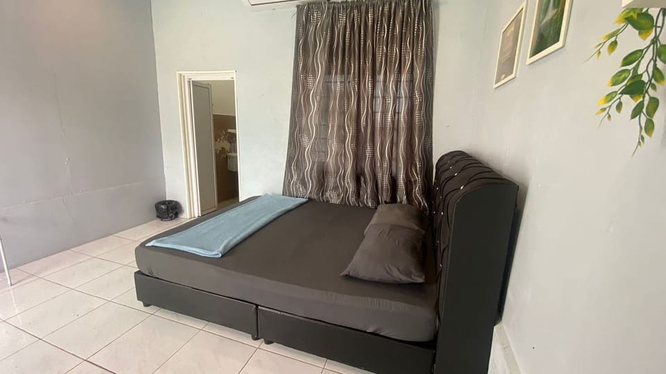 Deluxe Double Room | Desk, WiFi (free), bed sheets